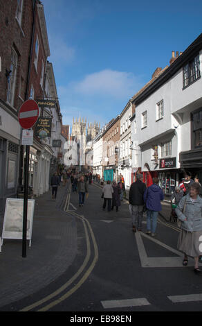 Niedrige Petergate mit dem Münster im Hintergrund York Yorkshire England Stockfoto