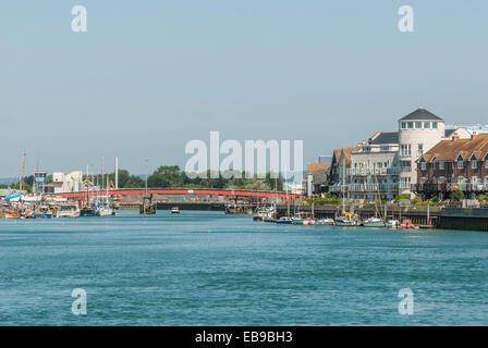 Blick nach Norden entlang dem östlichen Ufer des Flusses Arun in Littlehampton in West Sussex an der Südküste von England. Stockfoto