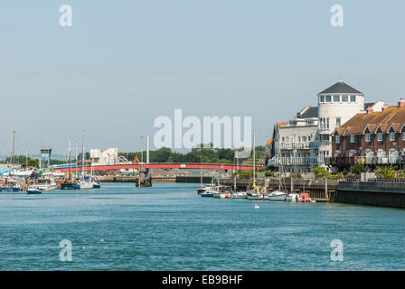 Blick nach Norden entlang dem östlichen Ufer des Flusses Arun in Littlehampton in West Sussex an der Südküste von England. Stockfoto