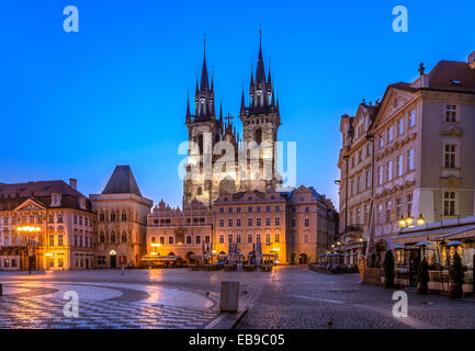 Eines der Prager Symbole, Kirche der Muttergottes von Tyn, alte gotische Kirche im alten Hauptplatz, Stare Mesto, Prag. Stockfoto