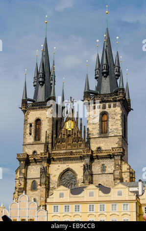 Eines der Prager Symbole, Kirche der Muttergottes von Tyn, alte gotische Kirche im alten Hauptplatz, Stare Mesto, Prag. Stockfoto