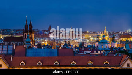 Eine Draufsicht des Old Town, Prag, mit Türmen und Dächern, am Abend. Stockfoto