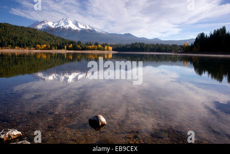 Mount Shasta spiegelt sich in ihrem See mit dem gleichen Namen Stockfoto