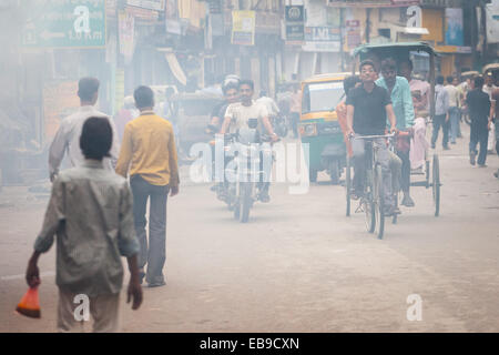 Dichten Verkehr auf den Straßen von Varanasi oder Benares in Indien Stockfoto