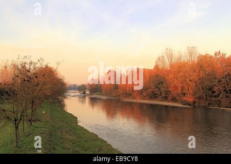 Sonnenuntergang über Serio Fluss in Italien Stockfoto