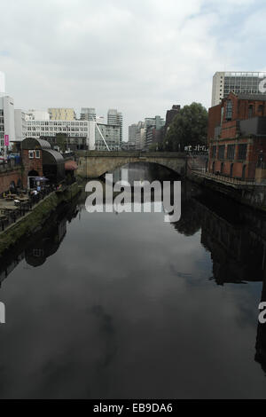 Porträt Wolken reflektiert im Fluß Irwell von Steg in der Nähe von Mark Addy Pub in Richtung Albert Bridge, Manchester, UK Stockfoto