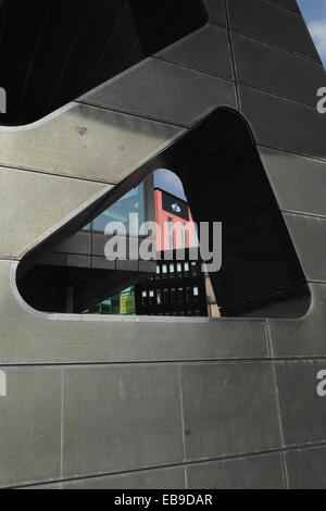 Porträt Lowry Verkaufsstelle Gebäuden durch Stahl Bein Perforation, Tragfläche Baldachin, Lowry Centre Eingang, Salford Quays, UK Stockfoto