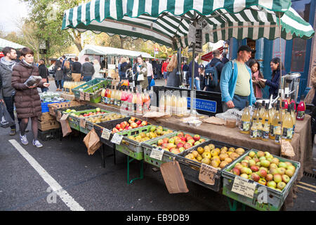 Frisches Obst und Saft Anbieter in der Broadway Market in Hackney, London Stockfoto