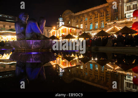 Birmingham Council House und Frankfurter Weihnachtsmarkt wider in "The River", West Midlands, England, UK, 27. November 2014. Stockfoto