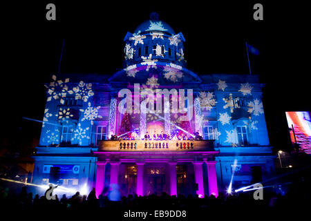 Hull, UK. 27. November 2014. Schalten Sie die Weihnachtsbeleuchtung und Feuerwerk in der City Hall im Queen Victoria Square, Hull, East Yorkshire, UK. 27. November 2014. Bildnachweis: LEE BEEL/Alamy Live-Nachrichten Stockfoto