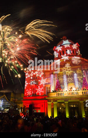 Hull, UK. 27. November 2014. Lord Mayor of Hull, Mary Glew, schaltet die Weihnachtsbeleuchtung in der City Hall im Queen Victoria Square, Hull, East Yorkshire, UK. 27. November 2014. Bildnachweis: LEE BEEL/Alamy Live-Nachrichten Stockfoto