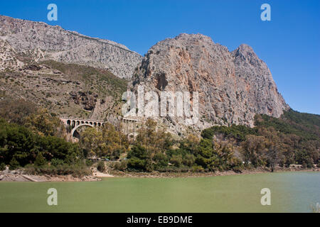 Die historischen und schönen Caminito Del Ray oder Könige Weg mit Blick auf den Fluss Guadalhorce Stockfoto