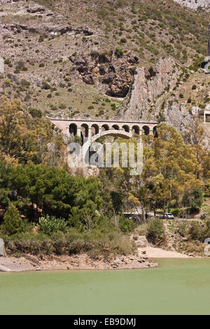 Die historischen und schönen Caminito Del Ray oder Könige Weg mit Blick auf den Fluss Guadalhorce Stockfoto