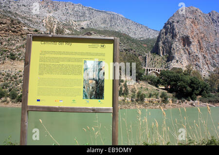 Die historischen und schönen Caminito Del Ray oder Könige Weg mit Blick auf den Fluss Guadalhorce Stockfoto