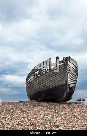 Angelboot/Fischerboot am Strand in Dungeness, Kent, England gestrandet aufgegeben Stockfoto