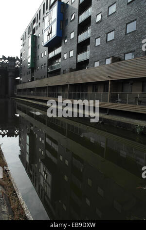 Schräge Porträt zu großen nördlichen Viadukt, Kartoffel Wharf Apartments im Arm von Castlefield Canal Basin, Manchester Stockfoto