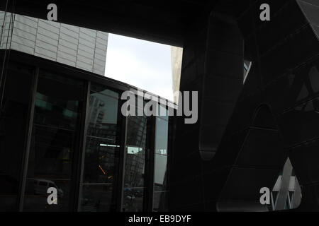 Sonnige Aussicht dunkle Standbein der Stahl Tragfläche Baldachin außerhalb Glas Windows Eingangsfoyer, Lowry Centre, Salford Quays, UK Stockfoto