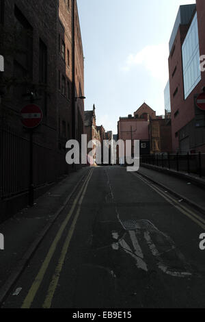 Blauer Himmel Sonne Schatten Porträt, Deansgate, alte und rotem Backstein Mauerwerk Neubauten über Wood Street, Spinningfields, Manchester Stockfoto