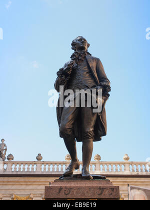 Das Goethe-Denkmal, Dichter J W von Goethe Denkmal auf dem Naschmarkt-Platz vor der alten Börse seit Stockfoto