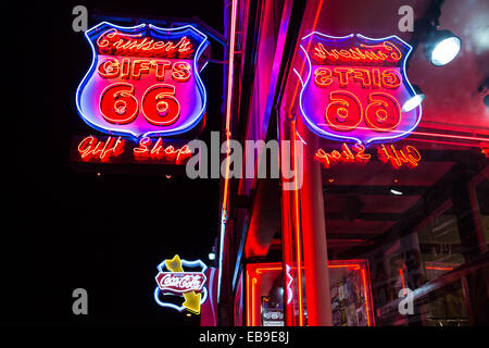 Neon-Schilder an der berühmten Route 66 in Williams Stockfoto