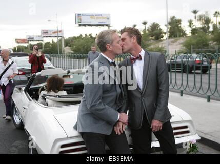 Las Vegas, NV, USA. 27. November 2014. Dan Mathews, Jack Ryan in Anwesenheit für Gay Hochzeit von PETA Dan Mathews und Jack Ryan, Fabulous Las Vegas Sign, Las Vegas, NV 27. November 2014 willkommen. Bildnachweis: James Atoa/Everett Collection/Alamy Live-Nachrichten Stockfoto