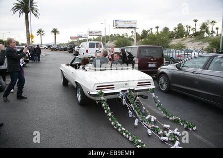 Las Vegas, NV, USA. 27. November 2014. Dan Mathews, Jack Ryan in Anwesenheit für Gay Hochzeit von PETA Dan Mathews und Jack Ryan, Fabulous Las Vegas Sign, Las Vegas, NV 27. November 2014 willkommen. Bildnachweis: James Atoa/Everett Collection/Alamy Live-Nachrichten Stockfoto