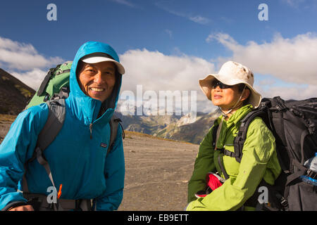 Ein Taiwanese paar Walking auf die Tour de Mont Blanc auf den Col De La Seigne. Stockfoto