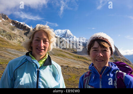 Walker auf die Tour de Mont Blanc auf den Col De La Seigne mit dem Mont Blanc im Hintergrund. Stockfoto