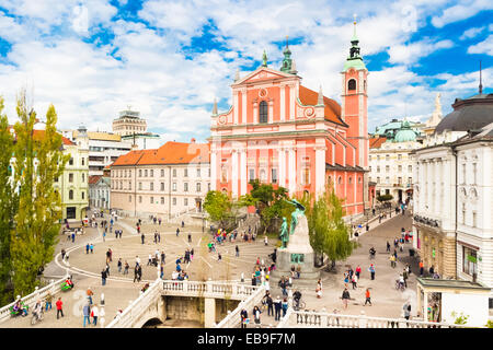 Romantische Ljubljana Stadtzentrum: Fluss Ljubljanica, Triple Bridge (Drachenbrücke), Preseren Quadrat und Franziskanerkirche von der Stockfoto