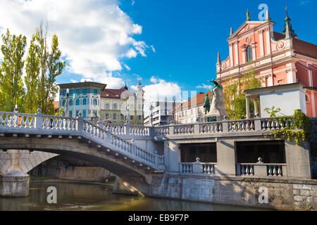 Romantische Ljubljana Stadtzentrum: Fluss Ljubljanica, Triple Bridge (Drachenbrücke), Preseren Quadrat und Franziskanerkirche von der Stockfoto