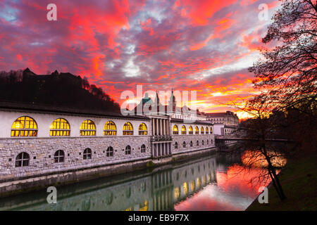 Ljubljana, Slowenien, Europa - Fluss Ljubljanica und Central Market im Sonnenuntergang.  Ljubljana Freiverkehr Gebäude wurde entworfen von f Stockfoto