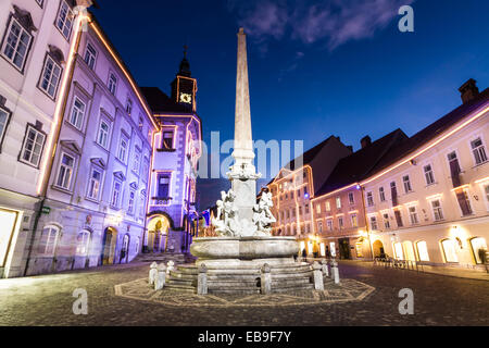 Romantische Ljubljana Stadtzentrum entfernt, der Hauptstadt Sloweniens, für Weihnachten dekoriert. Rathaus und Roba Brunnen. Stockfoto