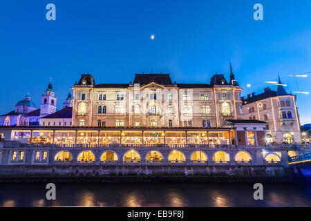 Ljubljana, Slowenien, Europa - Fluss Ljubljanica und Central Market in Dämmerung. Ljubljana-offener Markt-Gebäude wurde von famo Stockfoto