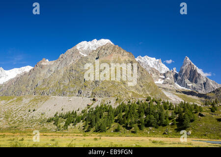 Seitenmoräne auf der Seite der schnell sich zurückziehenden Gletscher de Miage unten Mont Blanc, Italien. Stockfoto