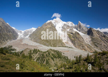 Seitenmoräne auf der Seite der schnell sich zurückziehenden Gletscher de Miage unten Mont Blanc, Italien. Stockfoto