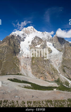 Seitenmoräne auf der Seite der schnell sich zurückziehenden Gletscher de Miage unten Mont Blanc, Italien. Stockfoto