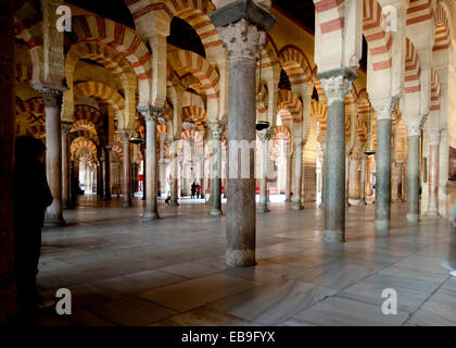 CORDOBA, Spanien - 28. März 2014: Innenansicht des La Mezquita zeigt dramatische gestreiften doppelte Bögen auf römischen Säulen. Beliebt Stockfoto