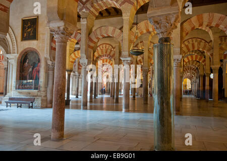 CORDOBA, Spanien - 28. März 2014: Innenansicht des La Mezquita zeigt dramatische gestreiften doppelte Bögen auf römischen Säulen. Beliebt Stockfoto