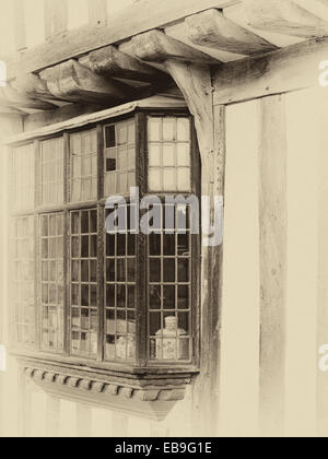 Mittelalter verbleit Bucht Windowsfrom eine englische schwarz-weiß Tudor Fachwerkhaus in Lavenham, Suffolk, England.  Sepia antiqu Stockfoto