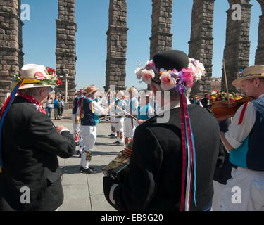 SEGOVIA Spanien - 16. März 2014 - East Suffolk Morris Männer tanzen in der antiken römischen Stadt Segovia, Spanien mit blau und weiß Stockfoto