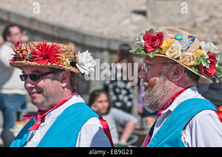 SEGOVIA Spanien - 16. März 2014 - East Suffolk Morris Männer in der antiken römischen Stadt Segovia, Spanien mit blauen und weißen unifor Stockfoto