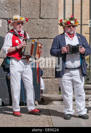 SEGOVIA Spanien - 16. März 2014 - Musiker der East Suffolk Morris Männer in der antiken römischen Stadt Segovia, Spanien Stockfoto