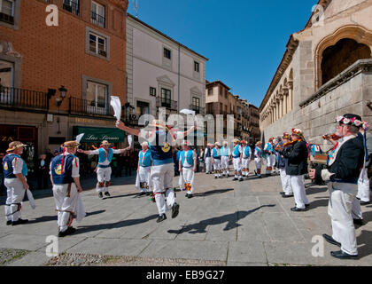 SEGOVIA Spanien - 16. März 2014 - East Suffolk Morris Männer tanzen in der antiken römischen Stadt Segovia, Spanien mit blau und weiß Stockfoto