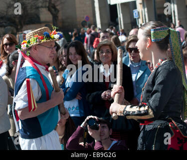 East Suffolk Morris Man tanzen mit einer spanischen Folk-Tänzerin in der antiken römischen Stadt Segovia Stockfoto