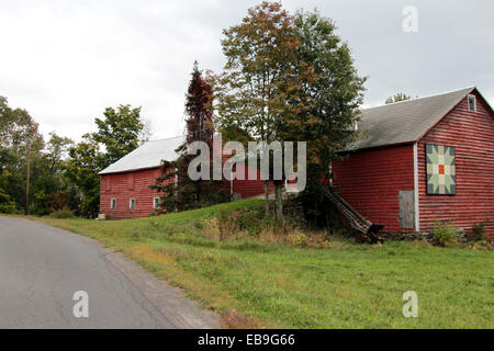 Scheune mit Hex-Zeichen an der Seite einer Straße, New York USA Amerika. Stockfoto