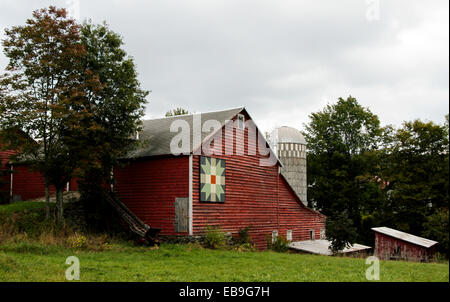 Scheune mit Hex-Zeichen am Straßenrand. New York USA Adirondack State Park Adirondack Berge Stockfoto