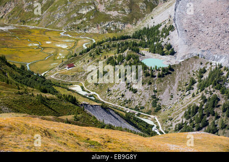 Ein Schmelzwasser See an der Seite schnell zurückweichenden Glacier du Miage, unten Mont Blanc du Courmayeur. Stockfoto