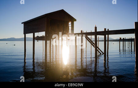 Klares Wasser und blauer Himmel auf dem See in Tahoe City Stockfoto