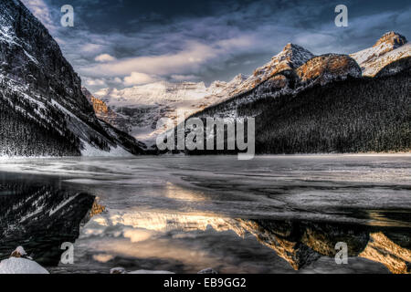 Winter-Sonnenaufgang über dem malerischen See Laus in Banff Nationalpark, Alberta, Kanada Stockfoto