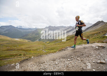 Berg Racer Unternehmen die Ultra tour du Montblanc ein Bergmarathon mit einem Abstand von 166 km, mit einer totalen Höhe g Stockfoto